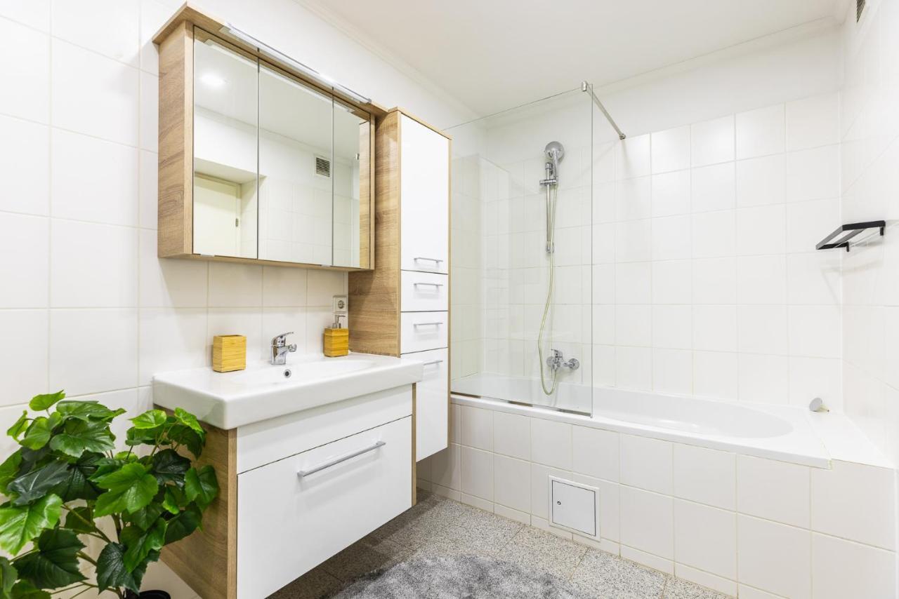 Live Centrally In A Spacious And Modern Apartment In Bécs Kültér fotó